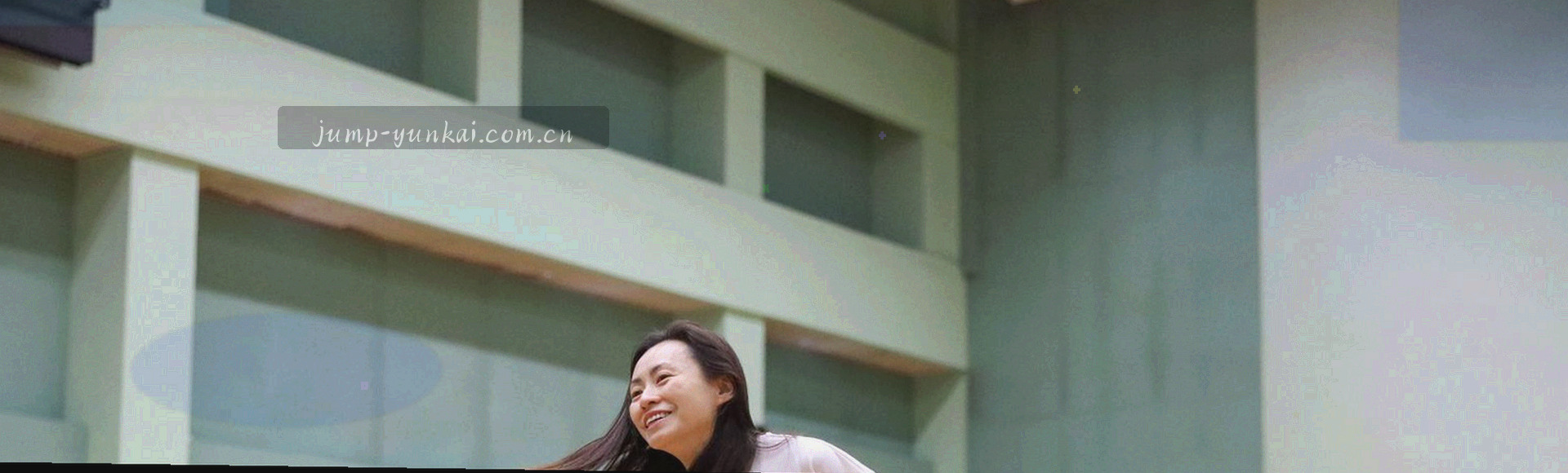 由对话框轮廓和数据点组成的网络图形，荧光绿点缀